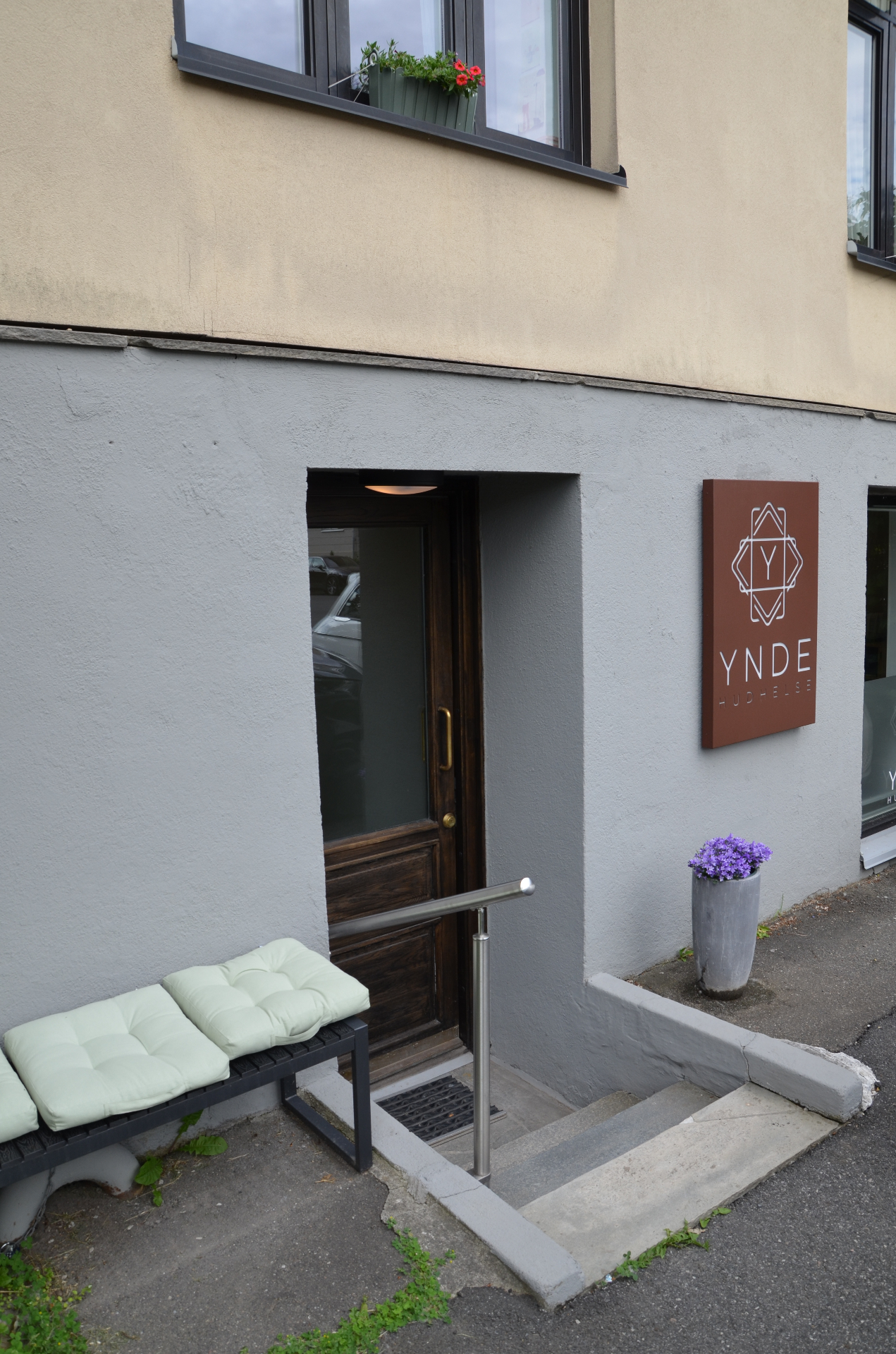 Inngang til Ynde Hudhelse klinikken