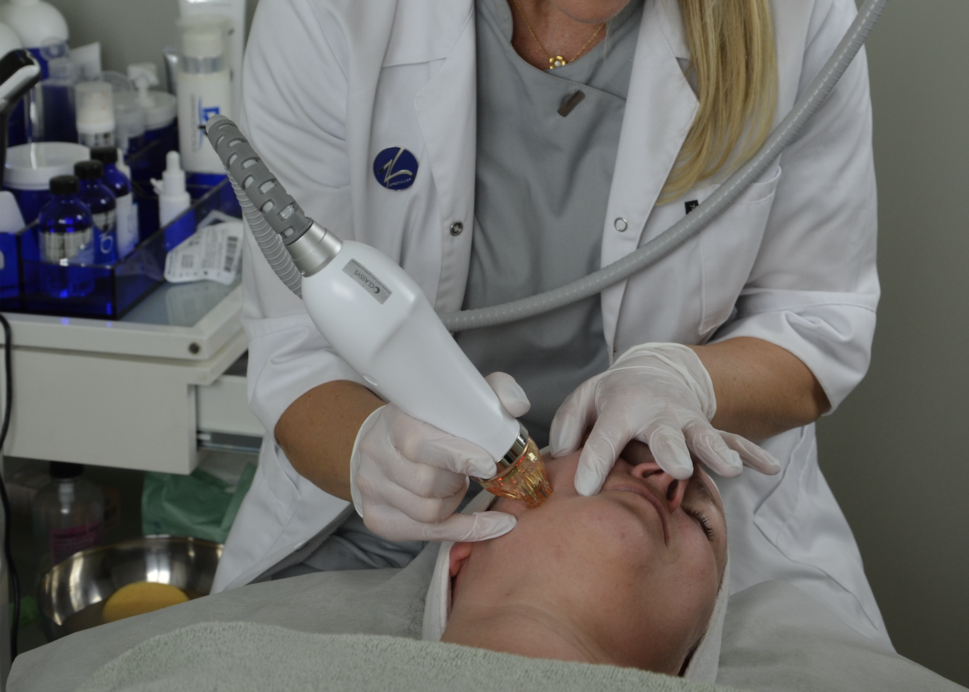 Behandler utfører Secret Duo med RF-microneedling